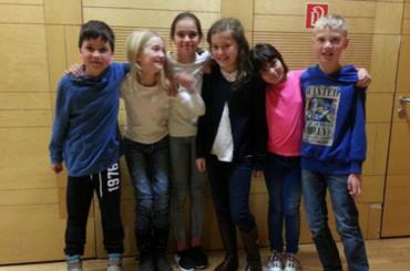 Liya mit ihren Mitschülern